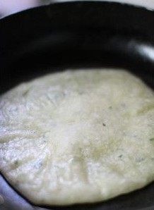 虾仁鸡蛋灌酥饼,用最小火将飞饼煎至饼的边缘开始明显鼓起