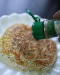 虾仁鸡蛋灌酥饼,将饼取出，撒上<a style='color:red;display:inline-block;' href='/shicai/ 134340'>黑胡椒粉</a>即可