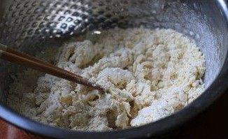 蛋皮辣肉龙,将鸡蛋液和酵母水都倒进面粉中,用筷子打成只有少许干粉的棉絮状