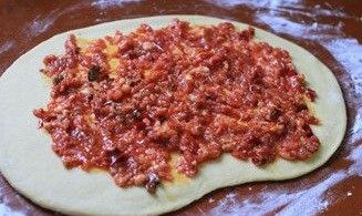 蛋皮辣肉龙,馅料在面片上均匀抹上,注意四边均留出2厘米左右利于封边