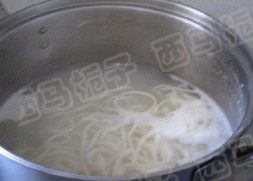 重庆小面 ,锅中注入水,烧开下入<a style='color:red;display:inline-block;' href='/shicai/ 526'>面条</a>煮熟