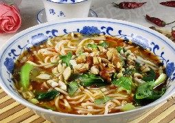 重庆小面 ,将面条捞入汤碗中,撒上<a style='color:red;display:inline-block;' href='/shicai/ 131'>香菜</a>即可