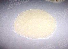 海鲜烧卖,取一个小面团,擀成中间厚,外围薄的面片