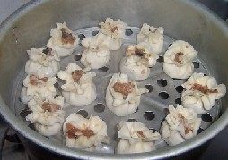 海鲜烧卖,蒸锅注入水烧开,屉上抹上油,放入烧麦,大火蒸至10分钟