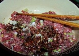 鲜肉大馄饨,瘦肉馅中加入盐 <a style='color:red;display:inline-block;' href='/shicai/ 756'><a style='color:red;display:inline-block;' href='/shicai/ 756'>鸡精</a></a> <a style='color:red;display:inline-block;' href='/shicai/ 692'>酱油</a> 葱姜 <a style='color:red;display:inline-block;' href='/shicai/ 847'><a style='color:red;display:inline-block;' href='/shicai/ 847'>香油</a></a>，搅拌均匀。