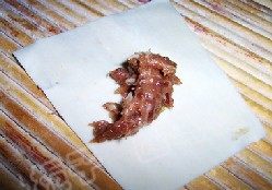 鲜肉大馄饨,取一张馄饨皮,在馄饨皮窄的一边填上肉馅