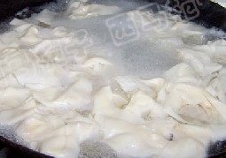 鲜肉大馄饨,锅中注水烧开,下入馄饨,煮至馄饨皮透明即可