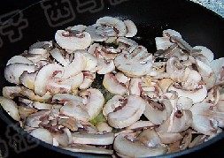 奶油蘑菇鸡肉饭,锅中放入<a style='color:red;display:inline-block;' href='/shicai/ 887'>黄油</a>,下入蘑菇煸炒片刻盛出备用