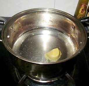 薏米莲子鲜虾煲,锅内放入400克水,加入半盒浓汤宝