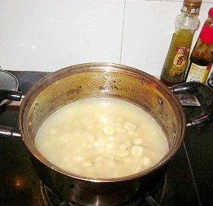 薏米莲子鲜虾煲,煮化后加入薏米和莲子