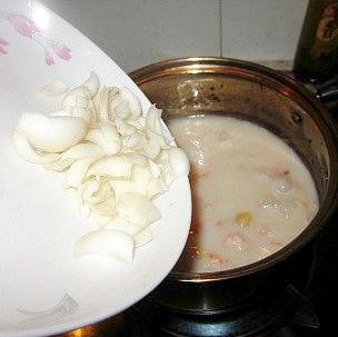 薏米莲子鲜虾煲,最后放入百合,稍煮一会,至百合变透明即可