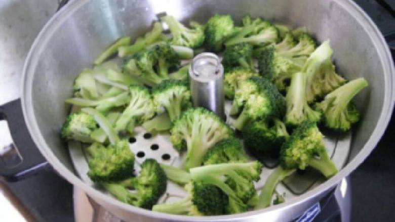 蒸炒西兰花,西兰花放入蒸汽料理机,选择功能蒸蛋,设定三分钟左右