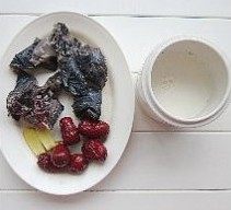 牛奶炖竹丝鸡,鸡切成块洗净，<a style='color:red;display:inline-block;' href='/shicai/ 2470'>红枣</a>洗净，<a style='color:red;display:inline-block;' href='/shicai/ 37'>姜</a>去片切片备用。