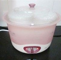 牛奶炖竹丝鸡,电子炖锅放入适量的水，将炖盅放进去隔水炖1小时30分钟