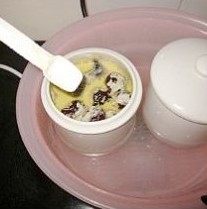 牛奶炖竹丝鸡,炖好后用勺子勺掉表面的油，再调入适量的盐即可