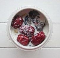 牛奶炖竹丝鸡,牛奶倒入炖盅里，加入鸡块、红枣和姜片