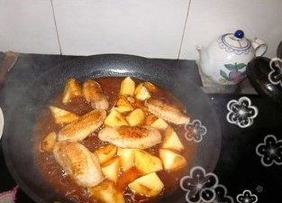 果香苹果鸡翅,将事先调好的调料倒进去,大火煮开,中小火加盖烧约十分钟,中途翻一下面,收汁