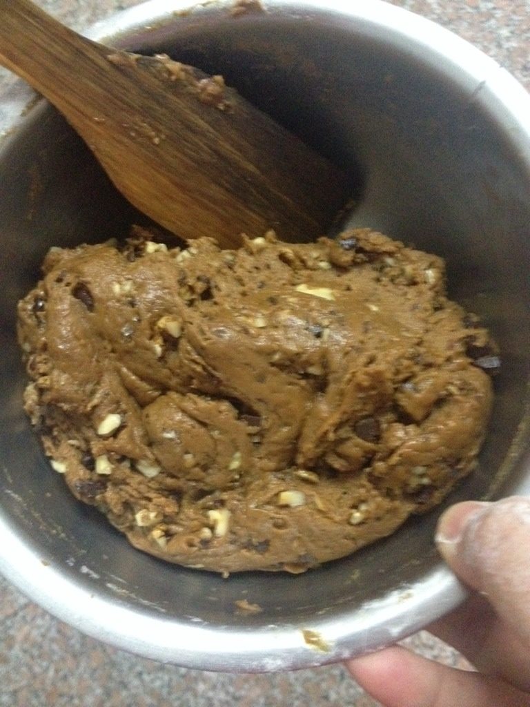巧克力桃仁饼干,逐一加入巧克力碎、桃仁碎、盐,上下翻搅均匀。