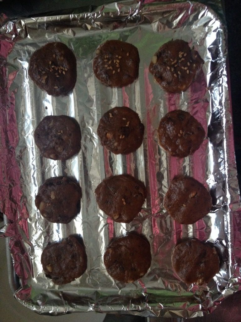 巧克力桃仁饼干,揉搓成球,放在烤盘上,拇指按下成饼干状。