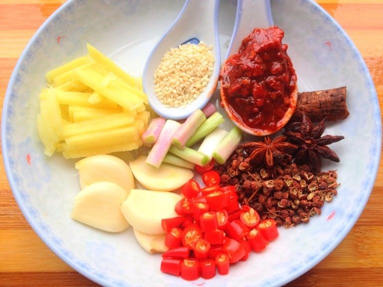 水煮肉片,先把<a style='color:red;display:inline-block;' href='/shicai/ 34494'>猪瘦肉</a>冷冻一会，方便切薄片就行，据说冷冻肉还有个好处就是杀毒，详细说法可查百度啊，然后备佐料