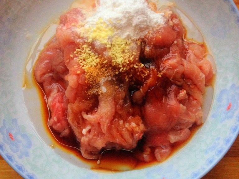 水煮肉片,将冷冻过的猪瘦肉剔掉肉筋膜，切薄片，考验刀功的时候喔，肉片越薄越嫩，切好后的肉片装盘，然后倒入适量食用油，<a style='color:red;display:inline-block;' href='/shicai/ 718'>料酒</a>，<a style='color:red;display:inline-block;' href='/shicai/ 692'>酱油</a>，<a style='color:red;display:inline-block;' href='/shicai/ 756'>鸡精</a>，<a style='color:red;display:inline-block;' href='/shicai/ 744'>五香粉</a>，盐，淀粉，抓匀腌制15分钟（也可以加一个蛋清）