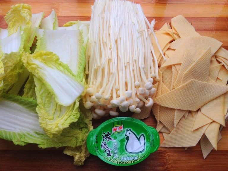 水煮肉片,按照自己喜好选择配菜（觉得<a style='color:red;display:inline-block;' href='/shicai/ 7749'>千张</a>有豆腥味的可以用热开水先浸泡一下）其它菜洗净待用，锅内放半锅凉水和浓汤宝1个煮沸后，依次将这些配菜煮至断生（不要一起煮，因为每一样配菜熟的时间长短不一样）捞起来沥干入大碗里垫底，浓汤则装在另外的碗里备用