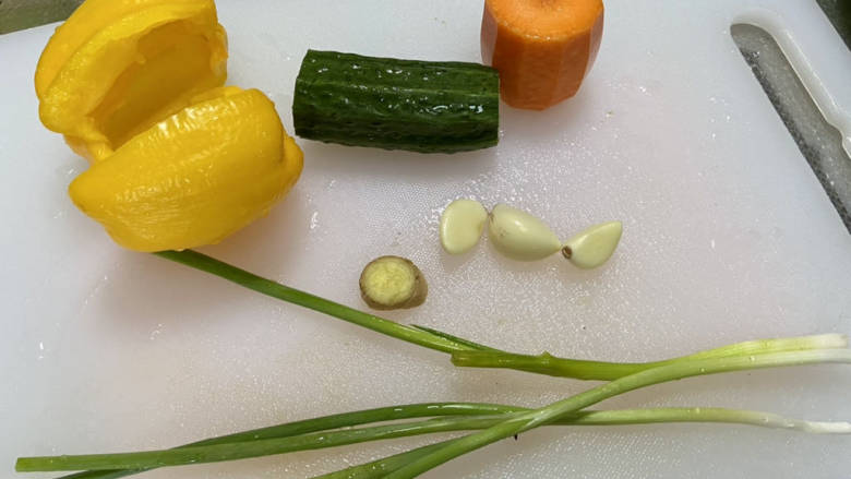 糖醋鸡蛋,甜椒去蒂去籽清洗,黄瓜搓洗干净,胡萝卜削皮洗净,小葱清洗,姜搓洗干净,蒜剥皮