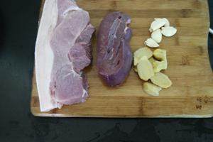 揭秘正宗的家庭白切肉,猪肉、<a style='color:red;display:inline-block;' href='/shicai/ 419'>猪肝</a>用清水洗净，生<a style='color:red;display:inline-block;' href='/shicai/ 37'>姜</a>洗净去皮切片，大蒜去皮轻拍一下