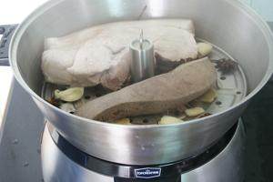 揭秘正宗的家庭白切肉,使用蒸汽料理机蒸煮25分钟后,猪肉和主管已经熟透,起锅晾凉