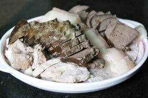 揭秘正宗的家庭白切肉,把晾凉的猪肉、猪肝切片,放入碟中