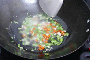 揭秘正宗的家庭白切肉,把锅烧热，电磁炉控制温度在120~160的温度，将辣椒圈、香葱、肉末炒出香味，起锅放入碗中、在碗中<a style='color:red;display:inline-block;' href='/shicai/ 750'>陈醋</a>、<a style='color:red;display:inline-block;' href='/shicai/ 788'>生抽</a>。
