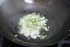 揭秘正宗的家庭白切肉,把锅烧热,电磁炉控制温度在120~160的温度,将香葱炒、肉末出香味,放入碗中,在碗中加入生抽。