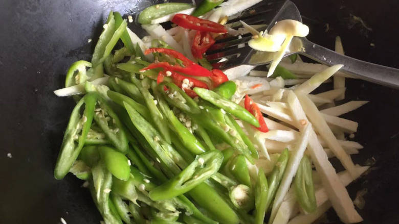 茭白辣炒鸡蛋,青红椒丝，一起翻炒