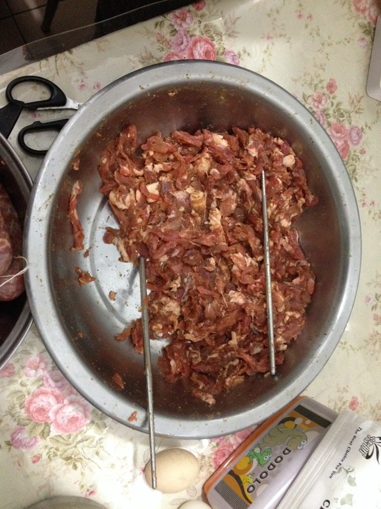 自制香肠,切好的猪肉内加<a style='color:red;display:inline-block;' href='/shicai/ 744'>五香粉</a>、<a style='color:red;display:inline-block;' href='/shicai/ 900'>白酒</a>、<a style='color:red;display:inline-block;' href='/shicai/ 692'>酱油</a>、<a style='color:red;display:inline-block;' href='/shicai/ 10588'>糖</a>、盐等腌制两起小时左右