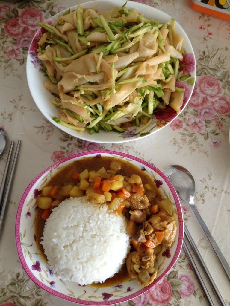 咖喱鸡腿盖饭,放盐、少许酱油、糖、加入适量水，放<a style='color:red;display:inline-block;' href='/shicai/ 10666'>咖喱粉</a>煮至粘稠即可