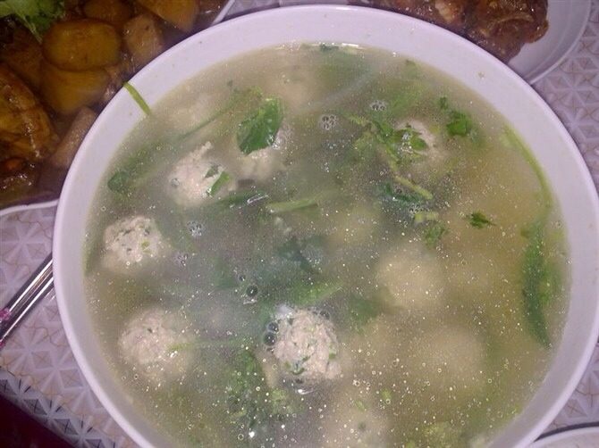 牛肉丸子汤,锅内烧热水，水开后把牛肉糜团成小丸子放入锅中，等丸子熟后放入一小把菠菜，放少许盐，淋点香油即可