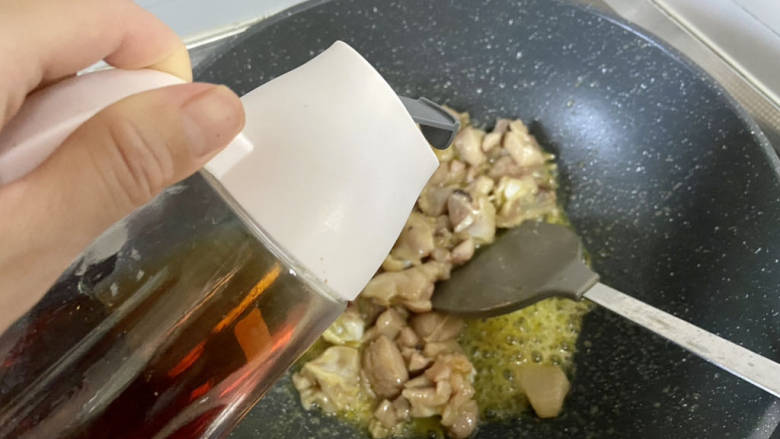 土豆香菇焖鸡,加入半汤匙<a style='color:red;display:inline-block;' href='/shicai/ 718'>料酒</a>,煸炒去腥