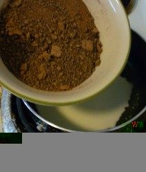 松露巧克力,将打碎的巧克力倒入热奶油中,搅拌溶化