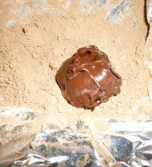 松露巧克力,用两只手将可可粉堆在热巧克力上(千万不要滚巧克力啊,因为还没有干,是凝结状的)然后不要马上取出来,要让他在边上静置3-5分钟,让其定型