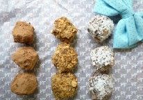 松露巧克力,可以将在裹好热巧克力的甘纳许放在椰丝、坚果粒里,同11步的操作