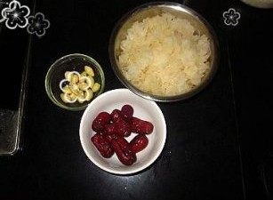 红枣银杏炖雪耳,<a style='color:red;display:inline-block;' href='/shicai/ 232'>银耳</a>放入适量（完全浸没<a style='color:red;display:inline-block;' href='/shicai/ 232'>银耳</a>）温<a style='color:red;display:inline-block;' href='/shicai/ 156925'>水</a>中，浸泡30分钟至完全涨发，然后取出去掉比较硬的底部，摘成小朵，<a style='color:red;display:inline-block;' href='/shicai/ 2428'>银杏</a>去壳去外衣，和<a style='color:red;display:inline-block;' href='/shicai/ 232'>银耳</a>一起洗净备用。