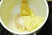金丝泡芙塔,再次将锅放在热源上,开小火加热至底部结饹馇,马上关火离开热源