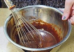 巧克力慕斯,A材料中热水冲入可可粉中,充分搅拌均匀并放置微温