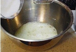 巧克力慕斯,B材料中蛋白打至粗泡,加入1/3的白糖后继续搅打