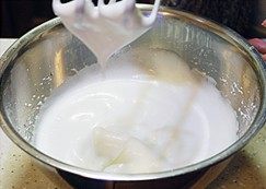 巧克力慕斯,打至泡沫开始变细腻加入1/3的白糖,继续搅打至泡沫细腻加入剩下的白糖,打至提起打蛋器蛋白霜呈柔软的弯勾状