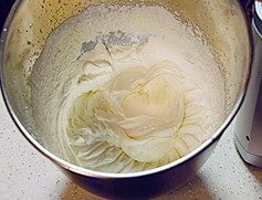 巧克力慕斯,D材料中淡奶油加白糖,打至九分发,淡奶油表面有明显的纹路