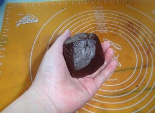 浓情巧克力礼盒,将巧克力液盖上保鲜膜放在阴凉处或冰箱冷藏室,等凝固后即可使用。