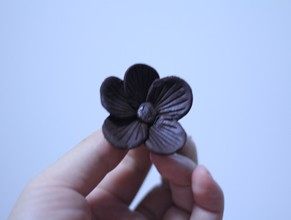 浓情巧克力礼盒,捏一个巧克力圆球当做花蕊放在花朵中心即成,上面用牙签划上网格状花纹,显得更有质感