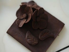 浓情巧克力礼盒,把做好的巧克力花,和叶子黏上