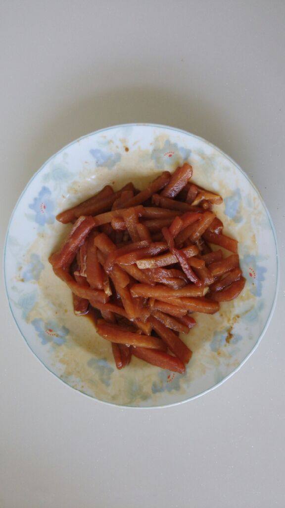 京酱肉丝,加少许料酒，盐，酱油，淀粉抓匀